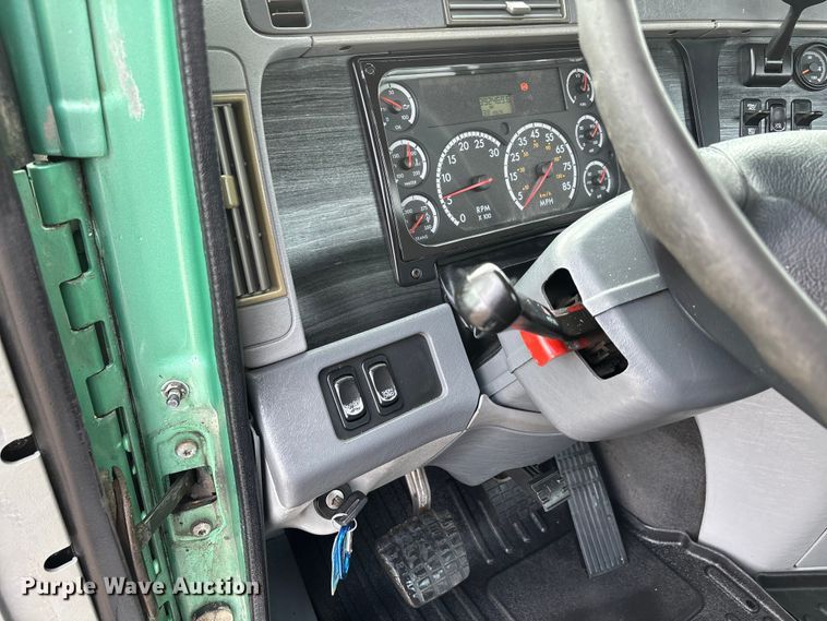 image for item DU1337 2015 Freightliner Columbia semi truck
