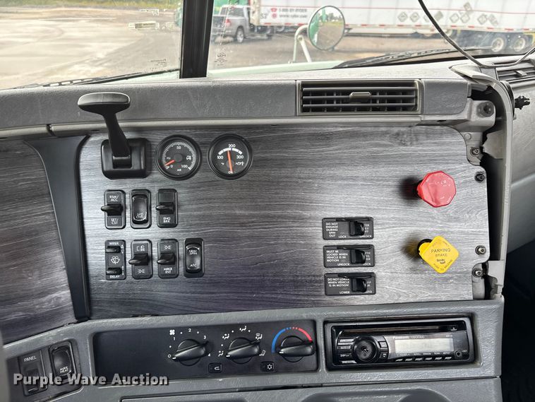 image for item DU1337 2015 Freightliner Columbia semi truck