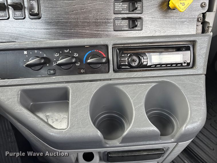 image for item DU1337 2015 Freightliner Columbia semi truck