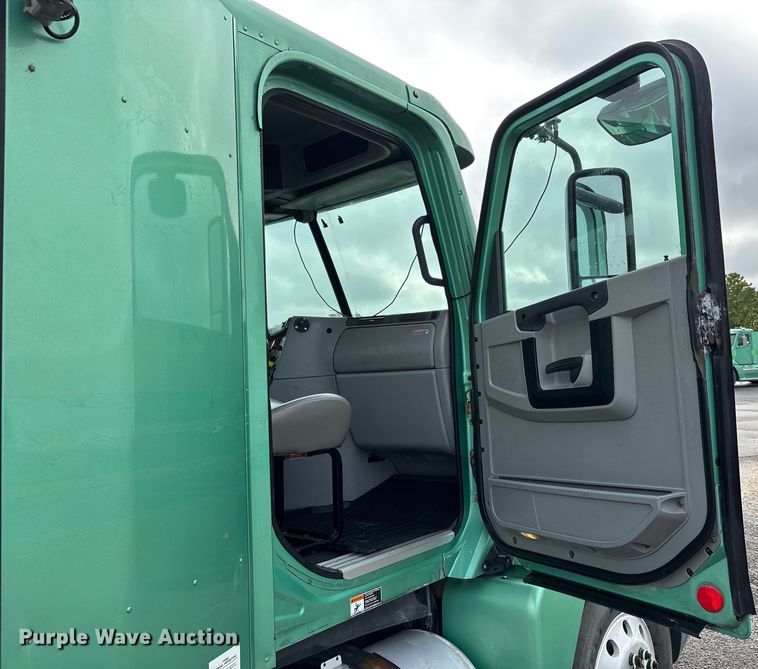 image for item DU1337 2015 Freightliner Columbia semi truck