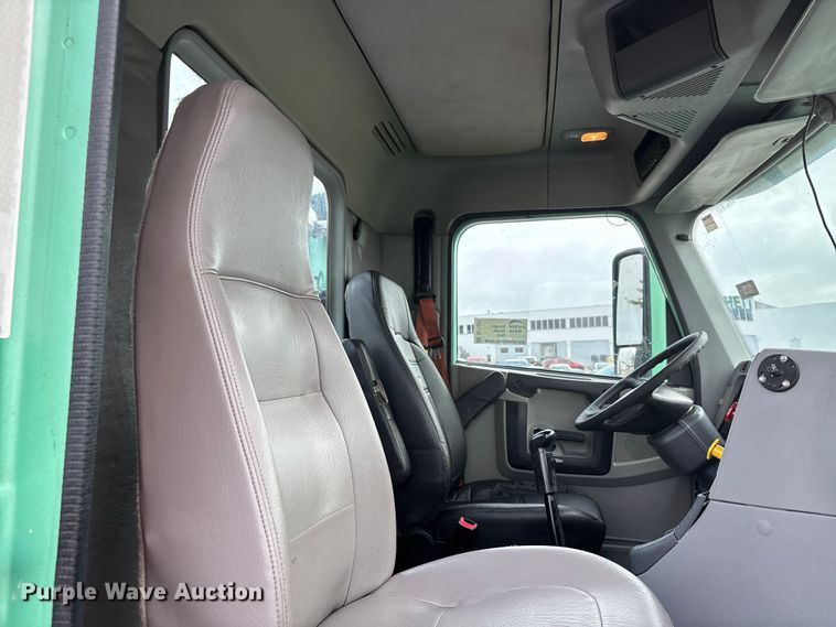 image for item DU1337 2015 Freightliner Columbia semi truck