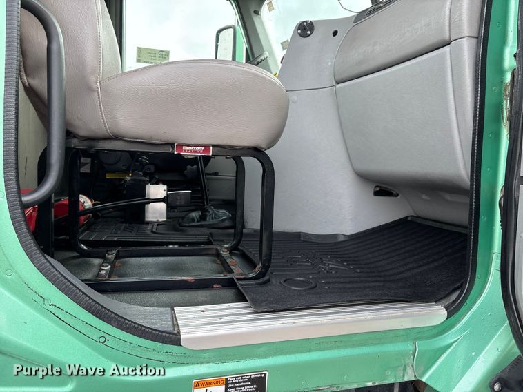 image for item DU1337 2015 Freightliner Columbia semi truck