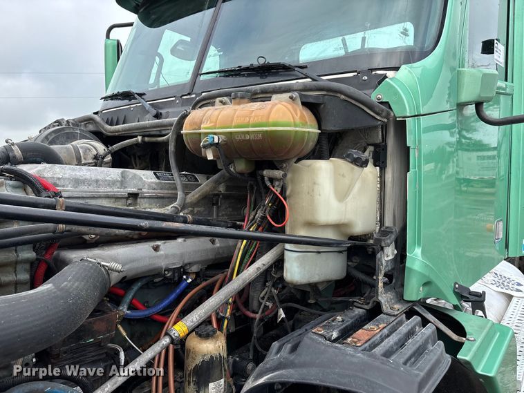 image for item DU1337 2015 Freightliner Columbia semi truck