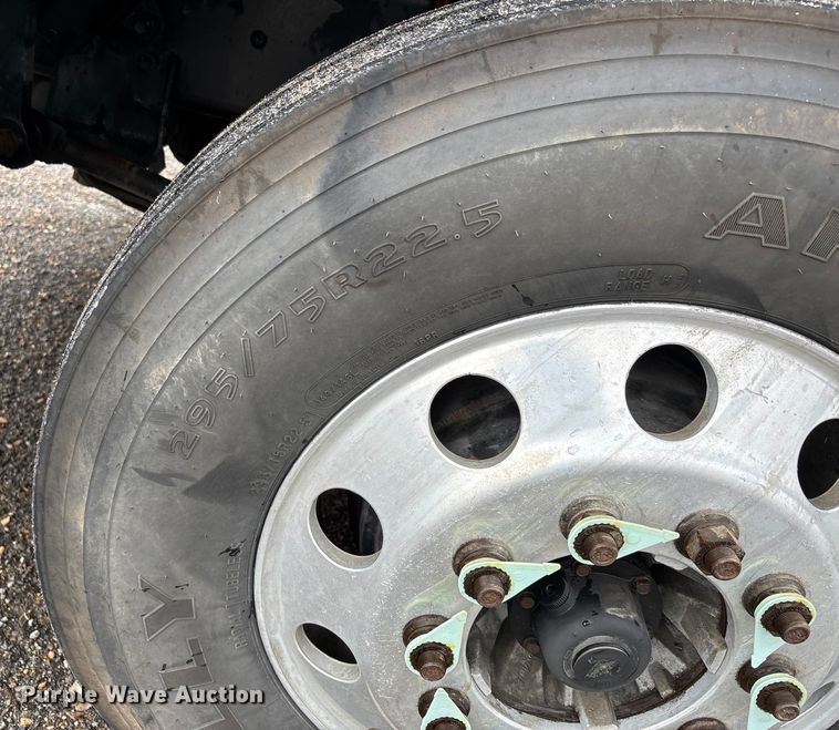 image for item DU1337 2015 Freightliner Columbia semi truck