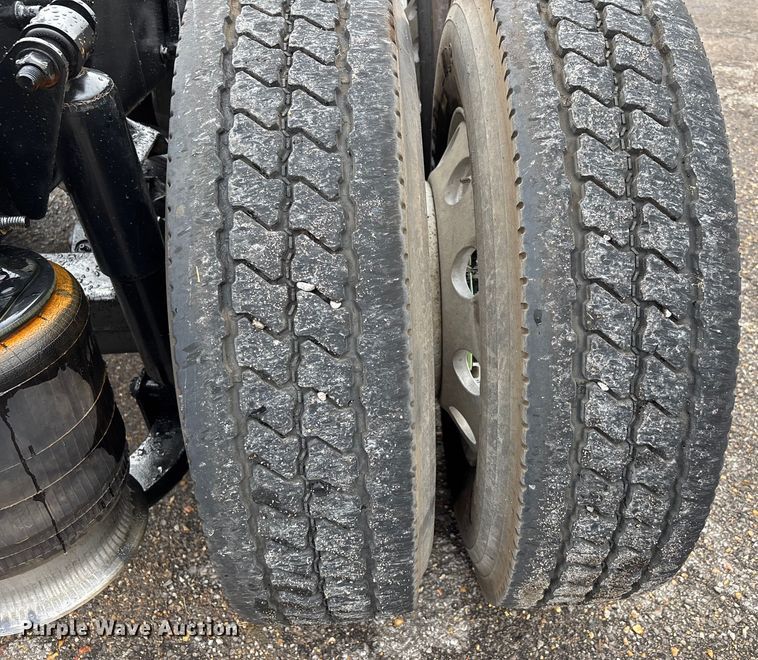 image for item DU1337 2015 Freightliner Columbia semi truck