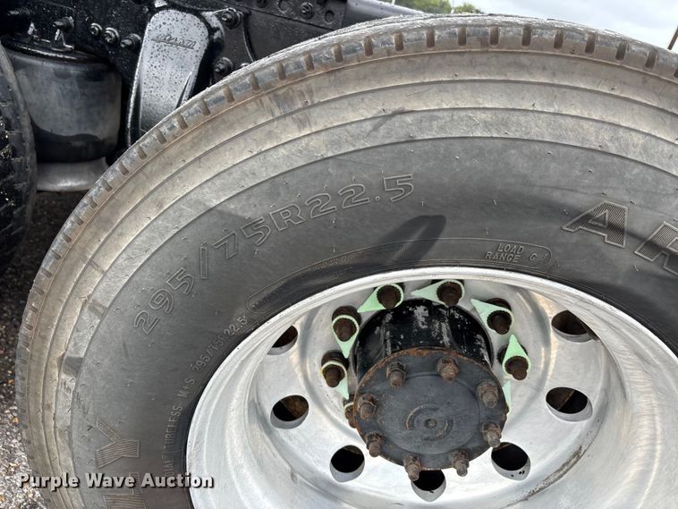 image for item DU1337 2015 Freightliner Columbia semi truck