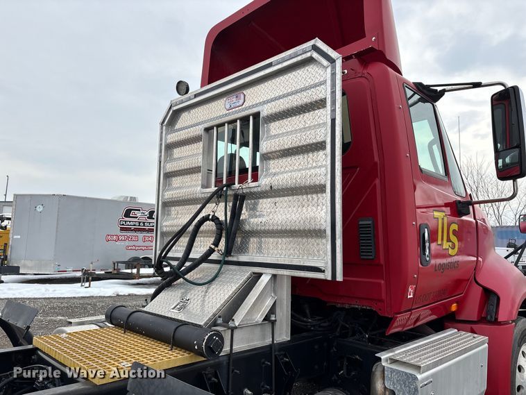 image for item DW7468 2017 International ProStar Plus semi truck