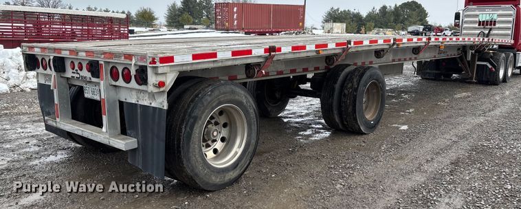 image for item DW7469 2001 Benson flatbed trailer