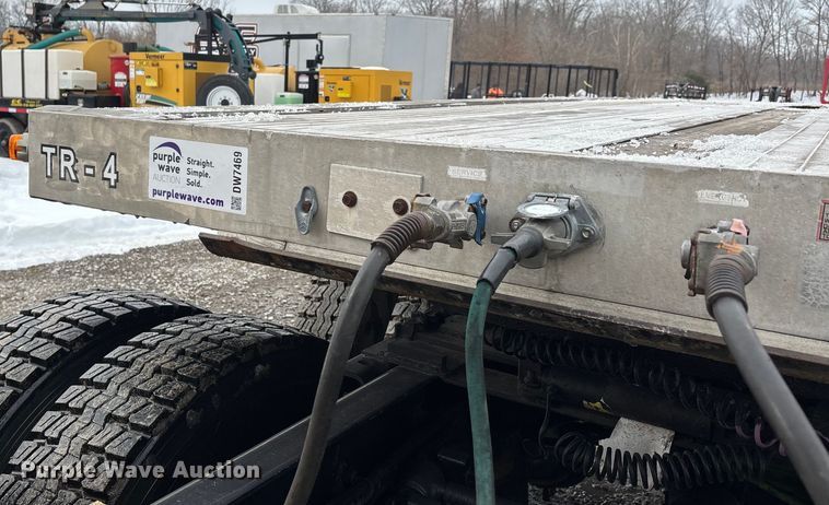 image for item DW7469 2001 Benson flatbed trailer