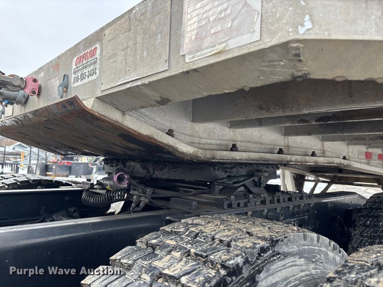 image for item DW7469 2001 Benson flatbed trailer