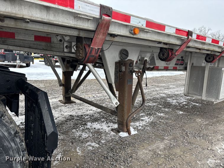 image for item DW7469 2001 Benson flatbed trailer