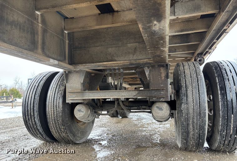 image for item DW7469 2001 Benson flatbed trailer