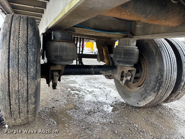 image for item DW7469 2001 Benson flatbed trailer