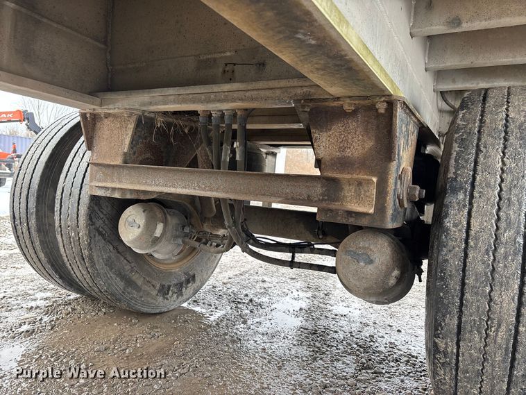 image for item DW7469 2001 Benson flatbed trailer