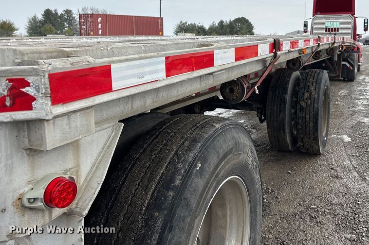 image for item DW7469 2001 Benson flatbed trailer