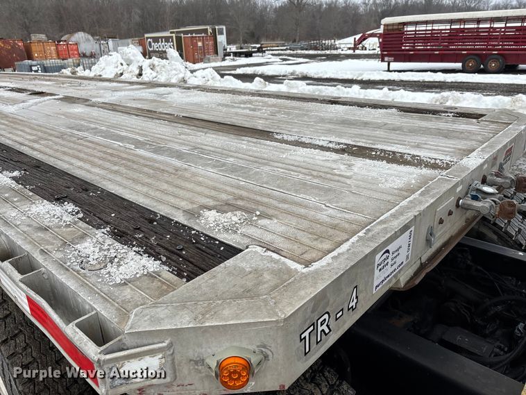 image for item DW7469 2001 Benson flatbed trailer