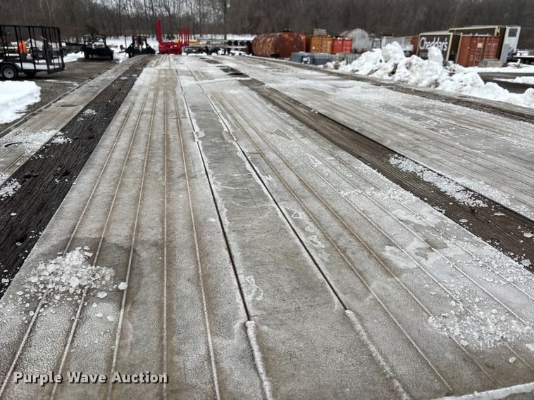 image for item DW7469 2001 Benson flatbed trailer