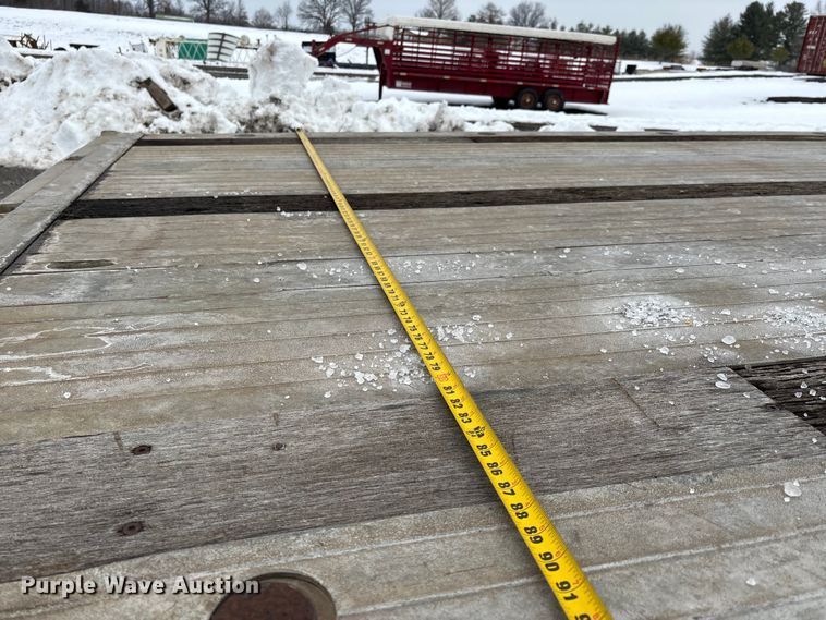 image for item DW7469 2001 Benson flatbed trailer