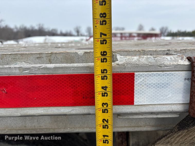 image for item DW7469 2001 Benson flatbed trailer