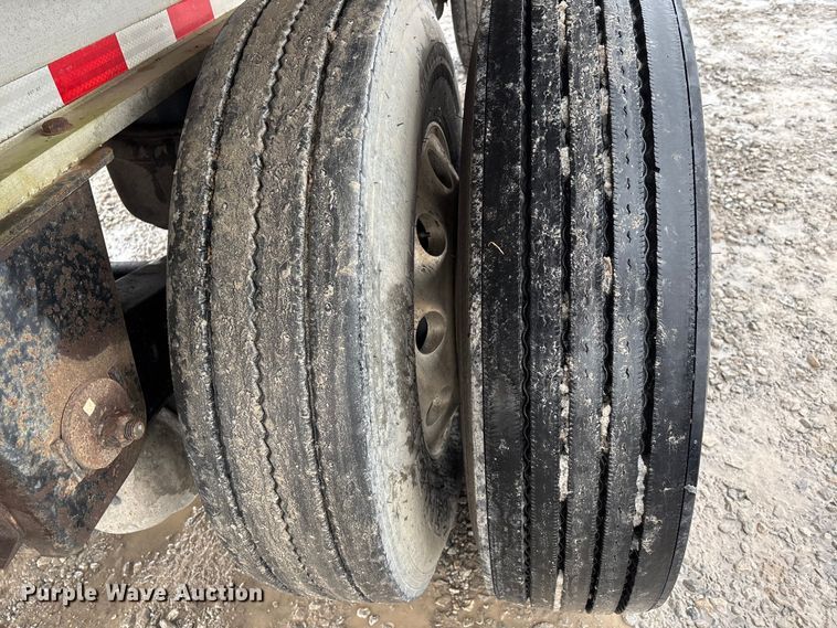 image for item DW7469 2001 Benson flatbed trailer