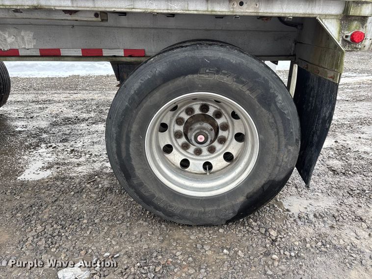 image for item DW7469 2001 Benson flatbed trailer