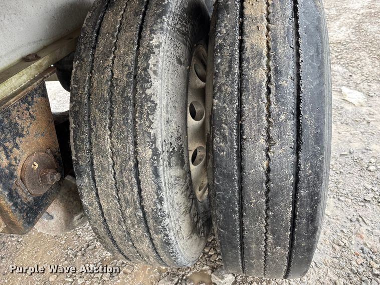 image for item DW7469 2001 Benson flatbed trailer