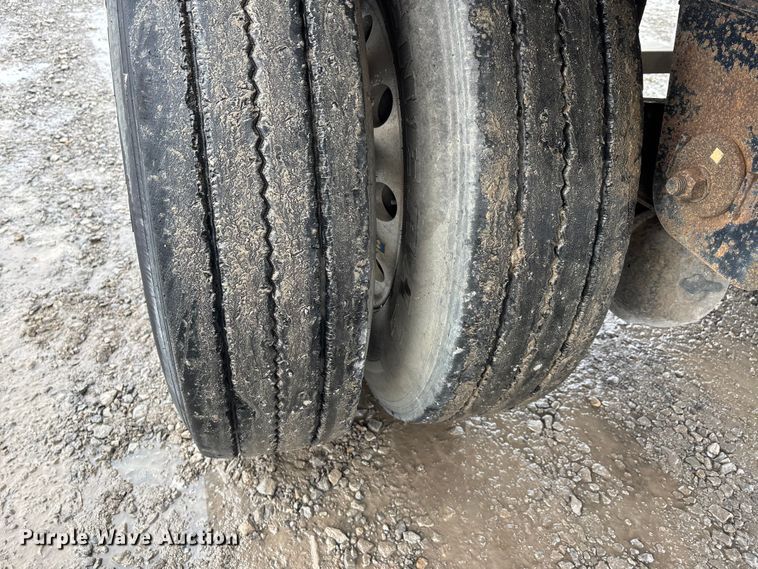 image for item DW7469 2001 Benson flatbed trailer