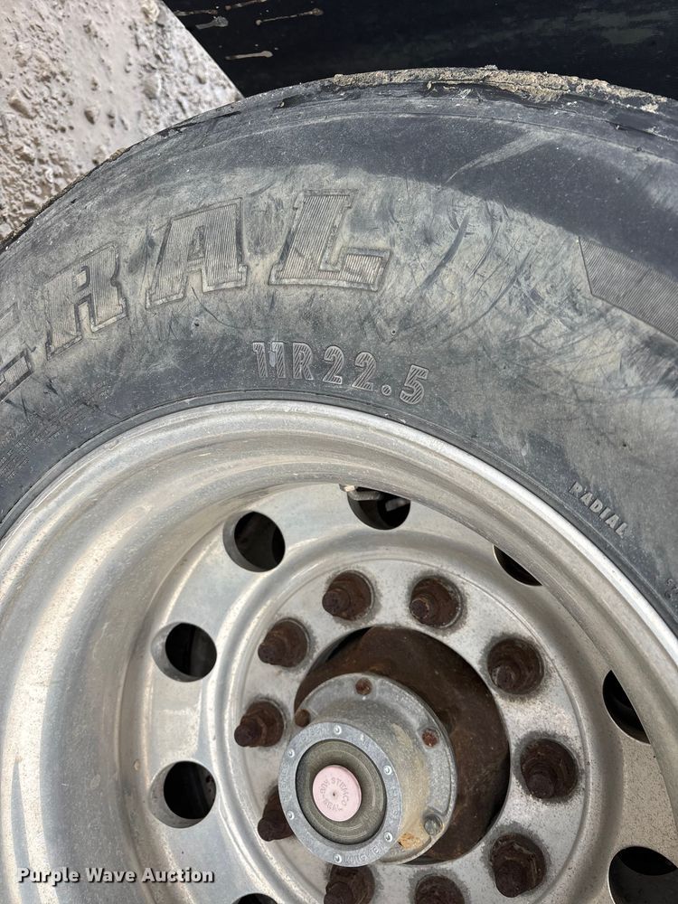 image for item DW7469 2001 Benson flatbed trailer