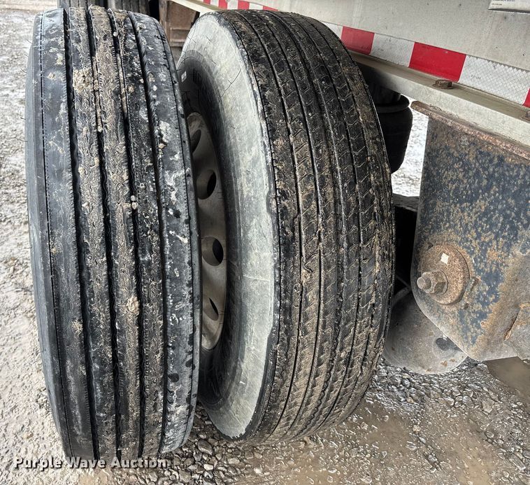 image for item DW7469 2001 Benson flatbed trailer