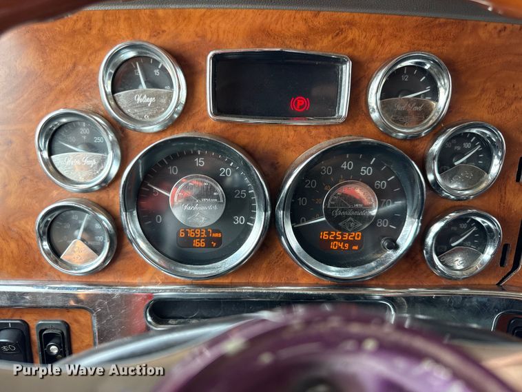 image for item DY8114 2006 Peterbilt 379 semi truck