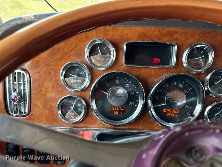 image for item DY8114 2006 Peterbilt 379 semi truck