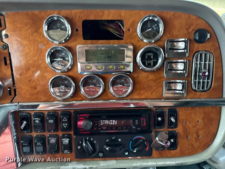 image for item DY8114 2006 Peterbilt 379 semi truck