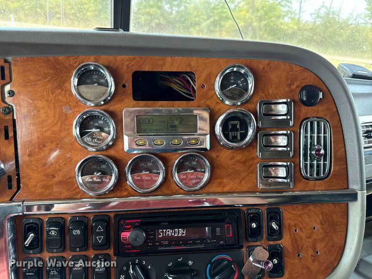 image for item DY8114 2006 Peterbilt 379 semi truck