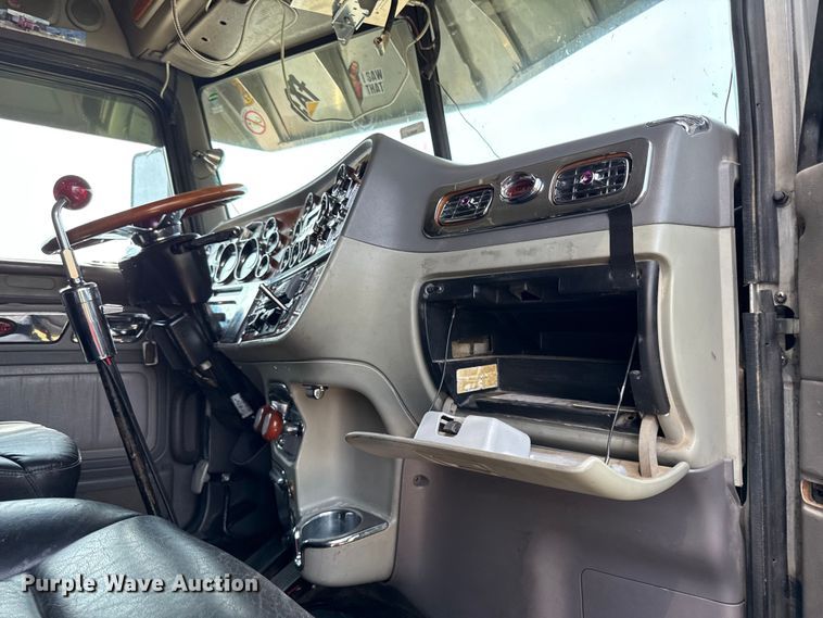 image for item DY8114 2006 Peterbilt 379 semi truck