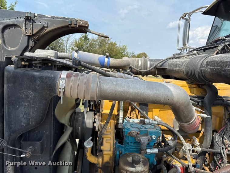 image for item DY8114 2006 Peterbilt 379 semi truck