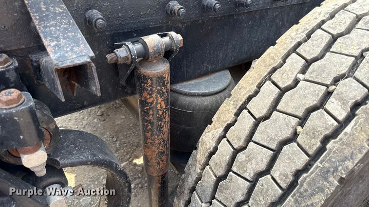 image for item DY8114 2006 Peterbilt 379 semi truck