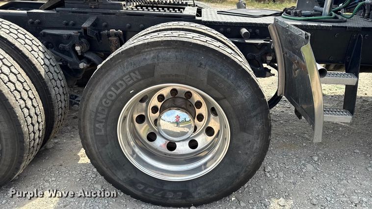 image for item DY8114 2006 Peterbilt 379 semi truck