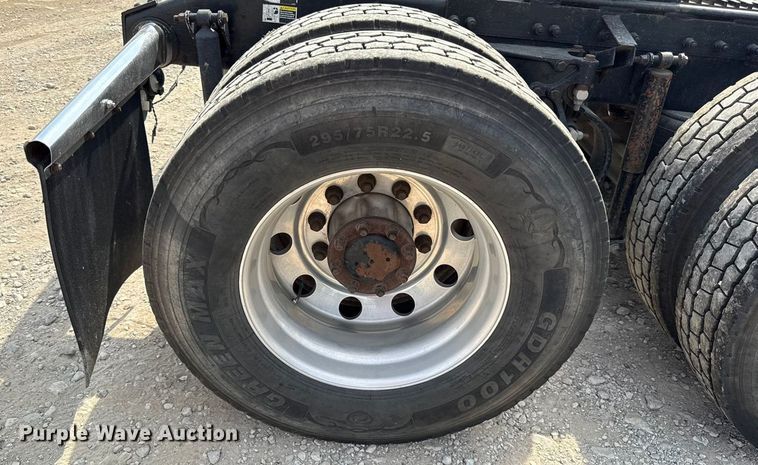 image for item DY8114 2006 Peterbilt 379 semi truck