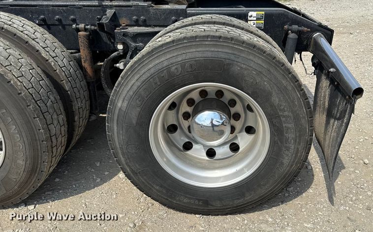 image for item DY8114 2006 Peterbilt 379 semi truck