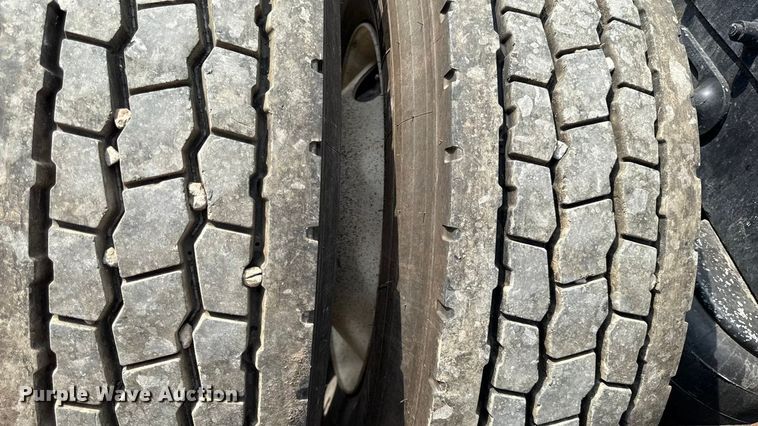 image for item DY8114 2006 Peterbilt 379 semi truck