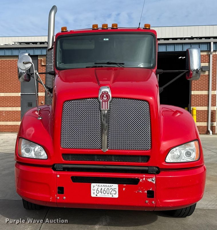 image for item DZ4331 2018 Kenworth T400 semi truck