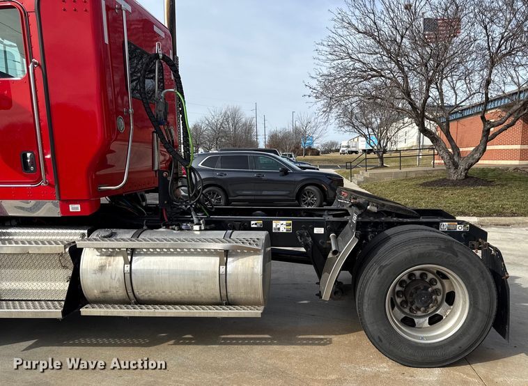 image for item DZ4331 2018 Kenworth T400 semi truck