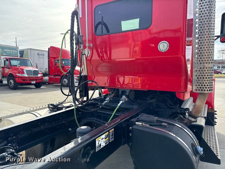 image for item DZ4331 2018 Kenworth T400 semi truck