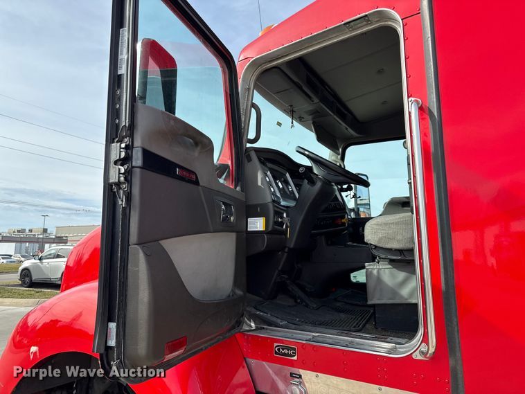 image for item DZ4331 2018 Kenworth T400 semi truck