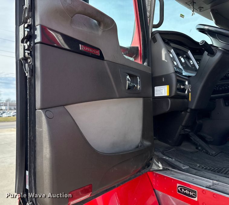 image for item DZ4331 2018 Kenworth T400 semi truck