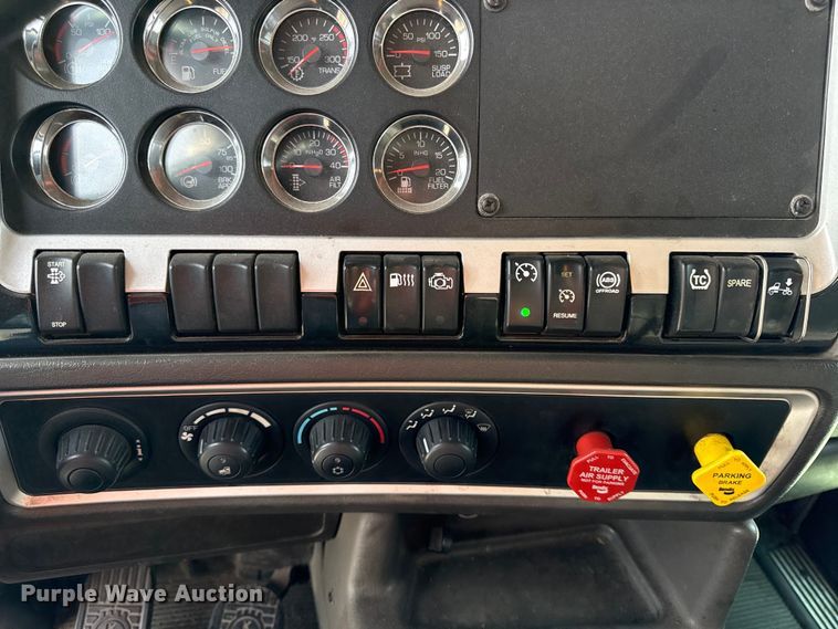 image for item DZ4331 2018 Kenworth T400 semi truck