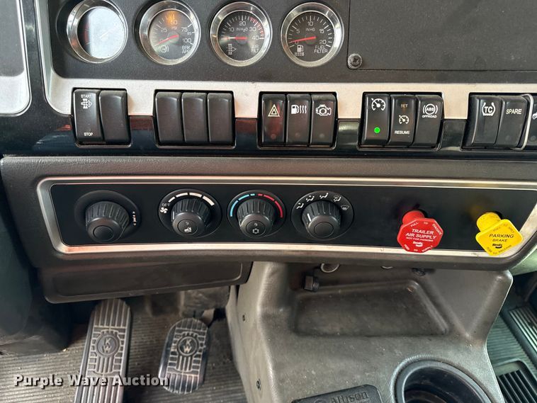 image for item DZ4331 2018 Kenworth T400 semi truck