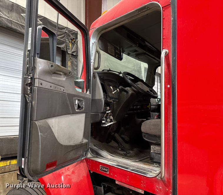 image for item DZ4332 2016 Kenworth T400 semi truck