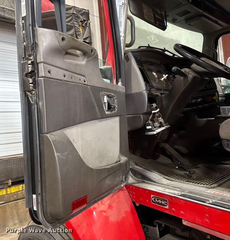 image for item DZ4332 2016 Kenworth T400 semi truck