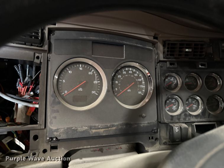 image for item DZ4332 2016 Kenworth T400 semi truck